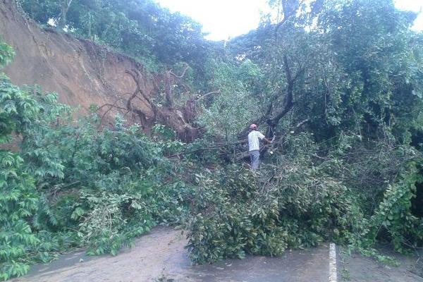 Derrumbe en la carretera que de La Reforma, San Marcos, conduce a Coatepeque, Quetzaltenango. (Foto Prensa Libre: Alexander Coyoy).