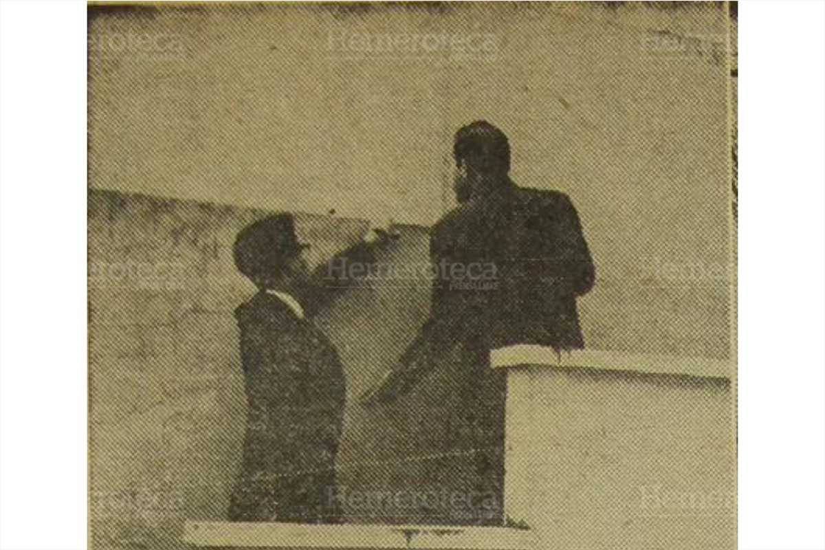 9/11/1965 Julio César Méndez Martínez, hijo, muestra uno de los posibles lugares de ingreso para dar muerte a su padre. (Foto: Hemeroteca PL)