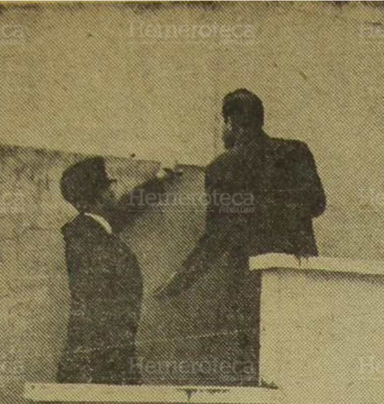 9/11/1965 Julio César Méndez Martínez, hijo, muestra uno de los posibles lugares de ingreso para dar muerte a su padre. (Foto: Hemeroteca PL)