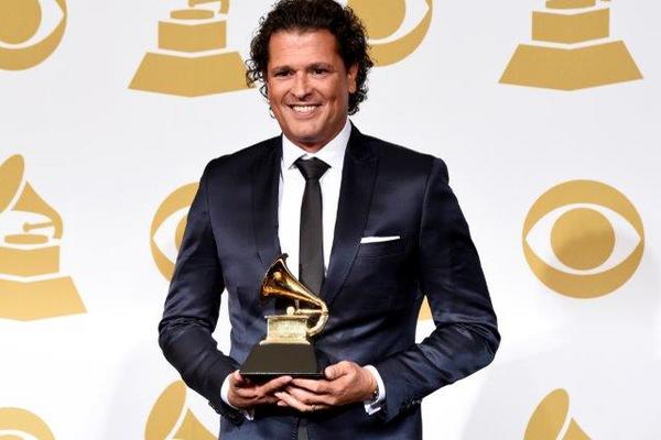 Carlos Vives gana el premio al mejor álbum tropical latino (Mas + Corazón profundo). en la 57ª edición de los Premios Grammy.  Floto Prensa Libre: AP