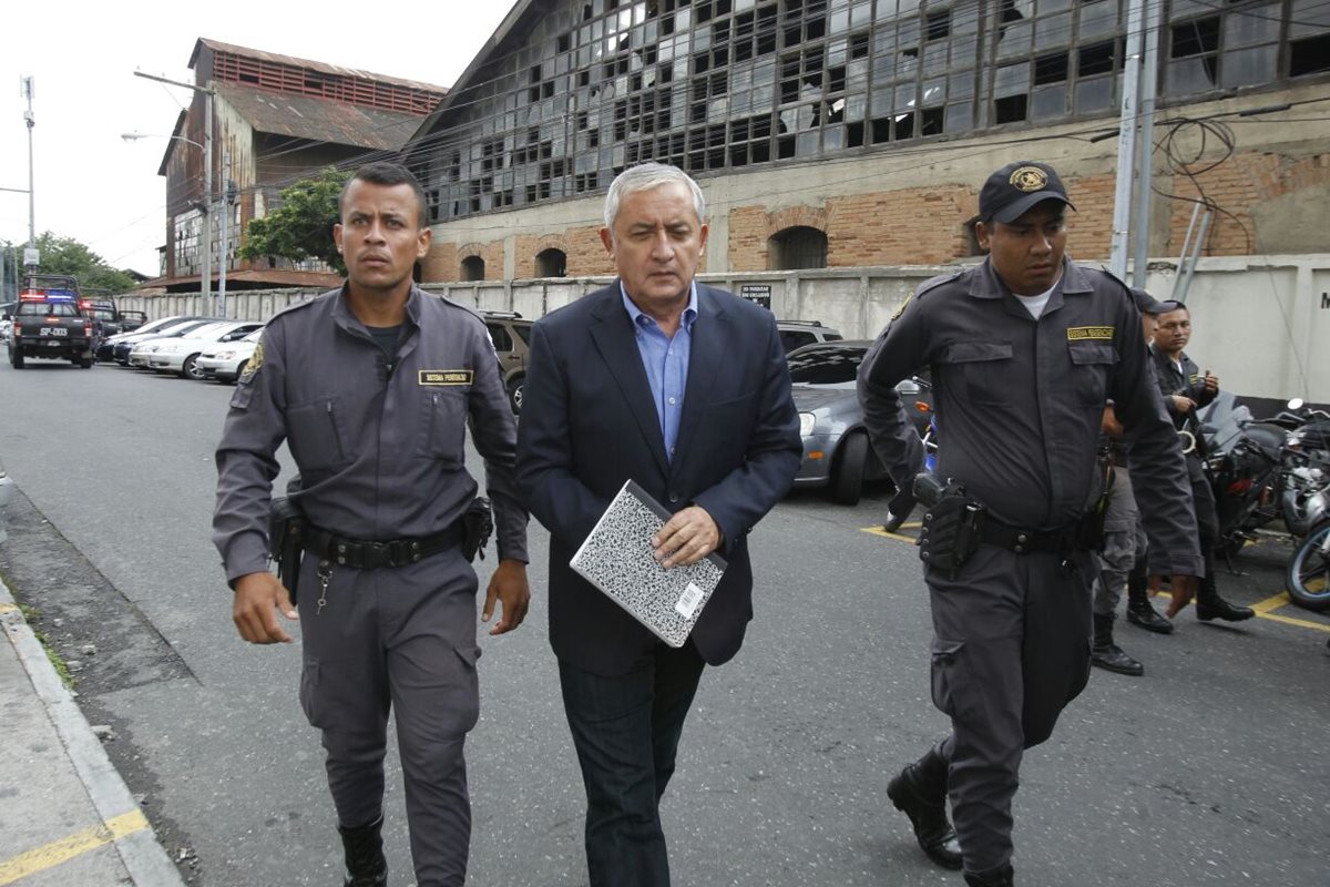 Otto Pérez llega a la Torre de Tribunales para participar en el décimo día de audiencia. (Foto Prensa Libre: Paulo Raquec)