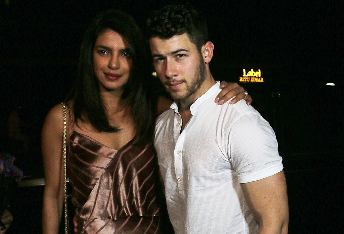 La actriz india Priyanka Chopra y el músico estadounidense Nick Jonas se comprometieron este año en Londres, Inglaterra. (Foto Prensa Libre: AFP).
