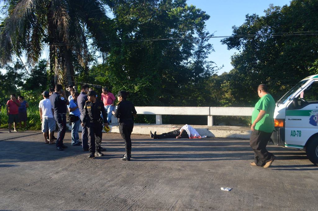 Luciano Hernández Guzmán murió cuando la motocicleta en la que viajaban colisionó contra un vehículo en la ruta que de Catarina conduce a Malacatán, San Marcos. (Foto Prensa Libre: Alexander Coyoy)