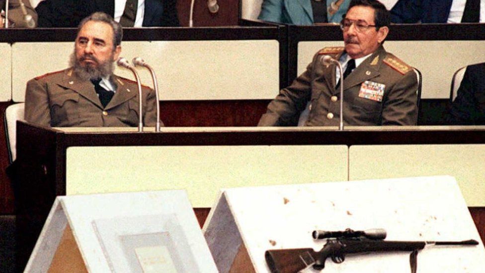 En esta foto de febrero de 1995, los Castro asistían a una ceremonia especial, en la sede del poder legislativo, para conmemorar los 100 años del inicio de la guerra de la independencia de Cuba. El rifle que se ve fue el que usó Fidel en 1959. ADALBERTO ROQUE/AFP/GETTY IMAGES