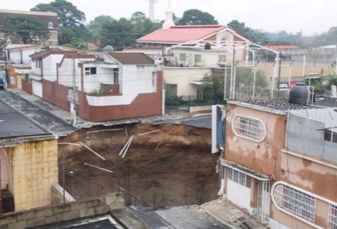Un edificio de tres pisos se derrumbó al producirce un hundimiento en la colonia Ciudad Nueva, zona 2. (Por Prensa Libre: Óscar Estrada)