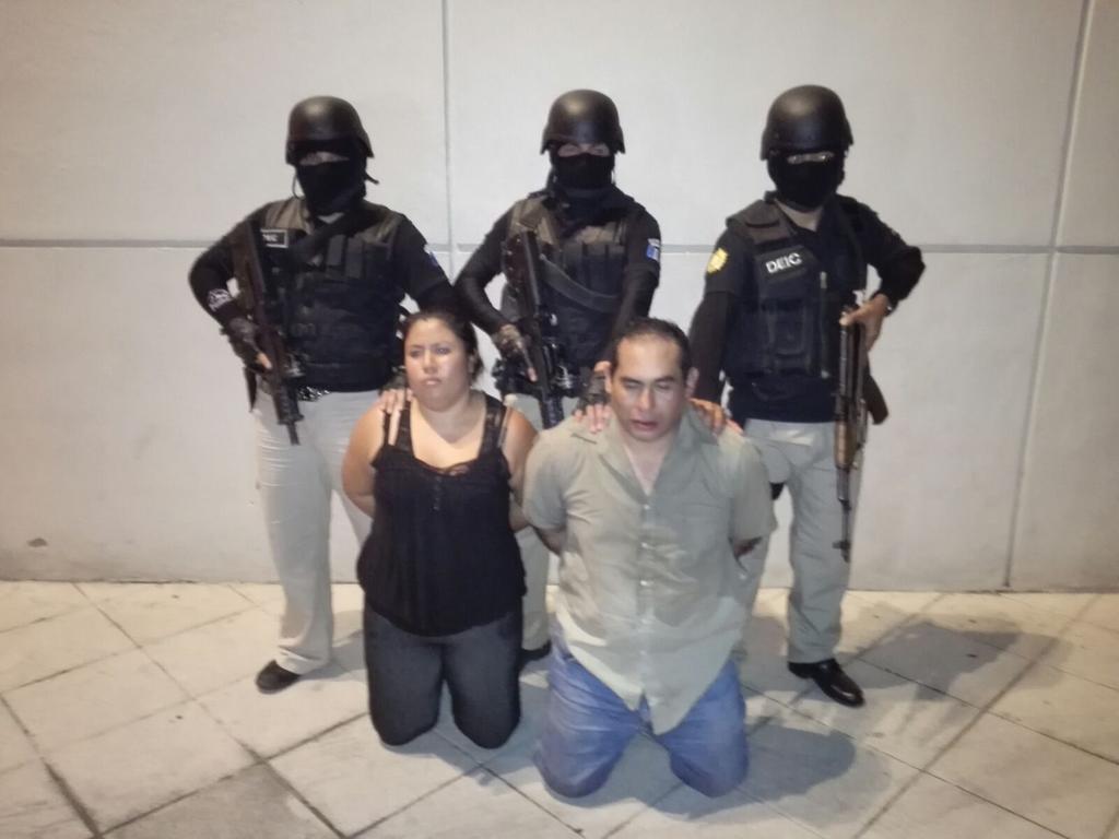 Agentes del comando antisecuestros de la PNC somete a los dos detenidos, supuestos secuestradores. (Foto Prensa Libre: PNC)