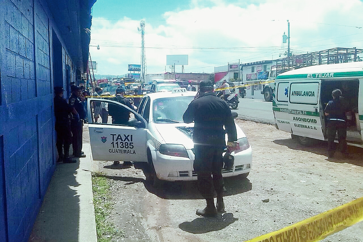 Las autoridades  acordonaron el área donde murió baleada una mujer, en el km 50.5 de la ruta Interamericana, El Tejar, Chimaltenango. (Foto Prensa Libre: Renanto Melgar)