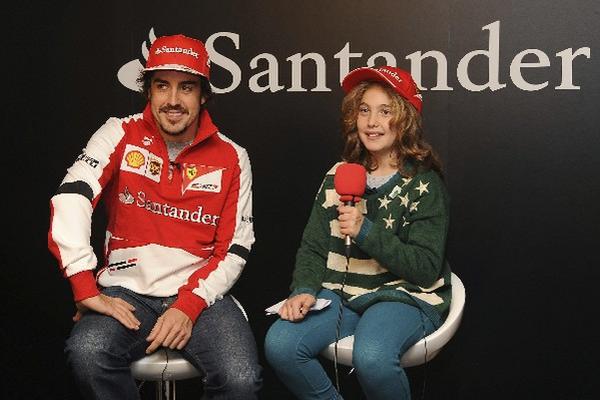 Fernando Alonso es entrevistado por la pequeña Daniela. (Foto Prensa Libre: EFE)