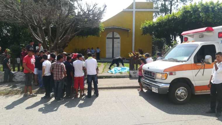 Agentes de la PNC resguardan el cadáver del exconcejal de Santa Lucía Cotzumalguapa, Escuintla, Amílcar Duarte. (Foto Prensa Libre: Enrique Paredes)