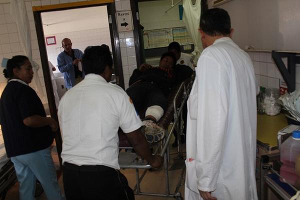 Un pasajero fue agredido con cuchillo por el piloto de un bus por exigir el vuelto del pasaje. (Foto Prensa Libre: José Rosales)<br _mce_bogus="1"/>