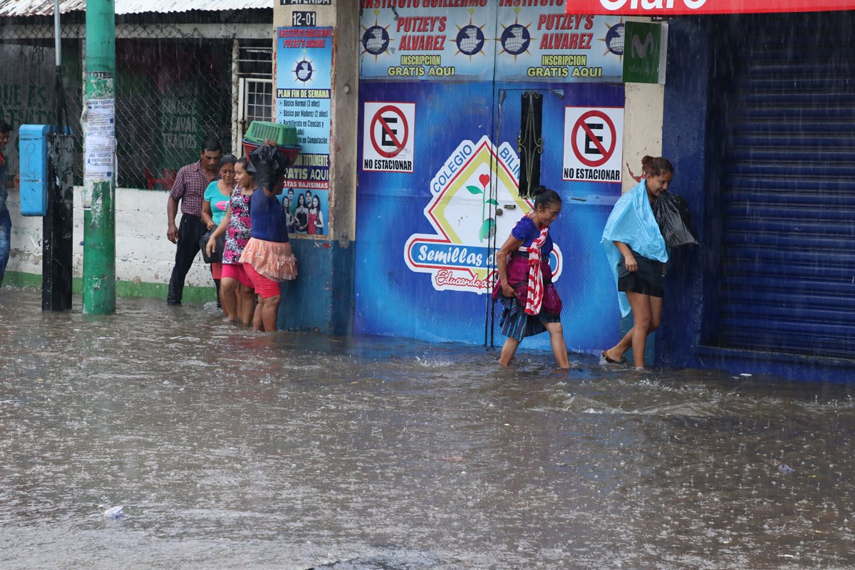 Las fuertes lluvias provocaron el colapso de los drenajes. (Foto Prensa Libre: Enrique Paredes)