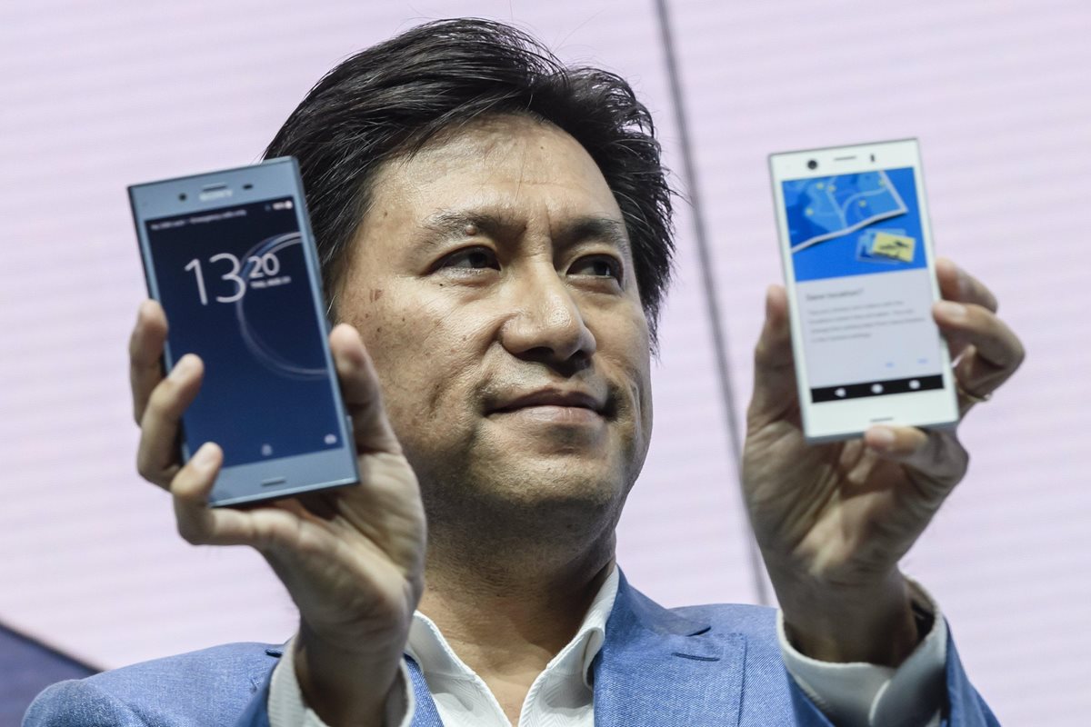 El vicepresidente ejecutivo de Ventas globales de Sony Mobile, Hideyuki Furumi, presenta el nuevo Sony Experia XZ1 (Foto Prensa Libre: EFE).