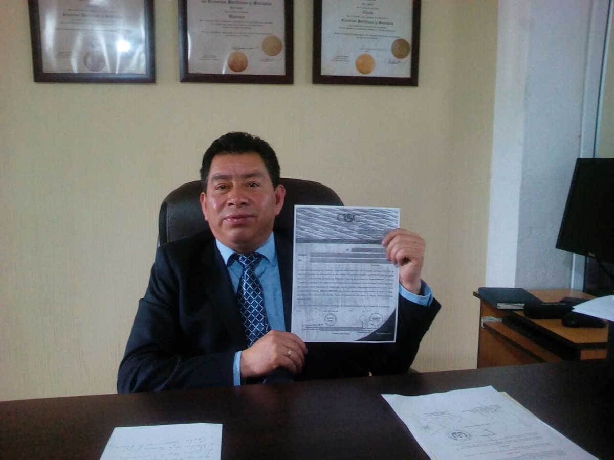 ??Juan Panjoj Mosquit, gobernador de Quiché, muestra su finiquito extendido por la Contraloría General de Cuentas, en una entrevista que concedió a Prensa Libre en su despacho. (Foto Prensa Libre: Héctor Cordero)