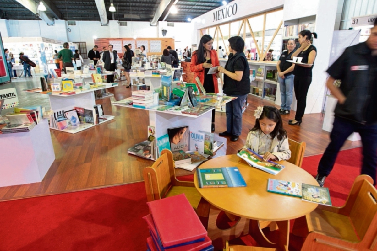 La Feria del Libro es una oportunidad para conseguir buena literatura. (Foto Prensa Libre. Ángel Elías)
