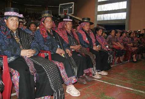 miembros DE la alcaldía indígena de Sololá visten trajes ceremoniales durante actividades oficiales.