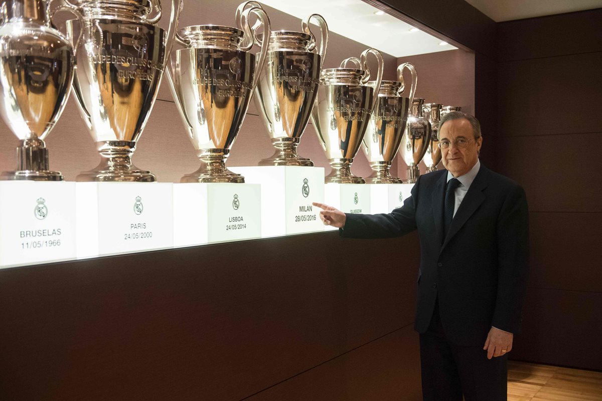 Florentino Pérez posa frente a las trofeos de la Liga de Campeones del Real Madrid. (Foto Prensa Libre: AFP)