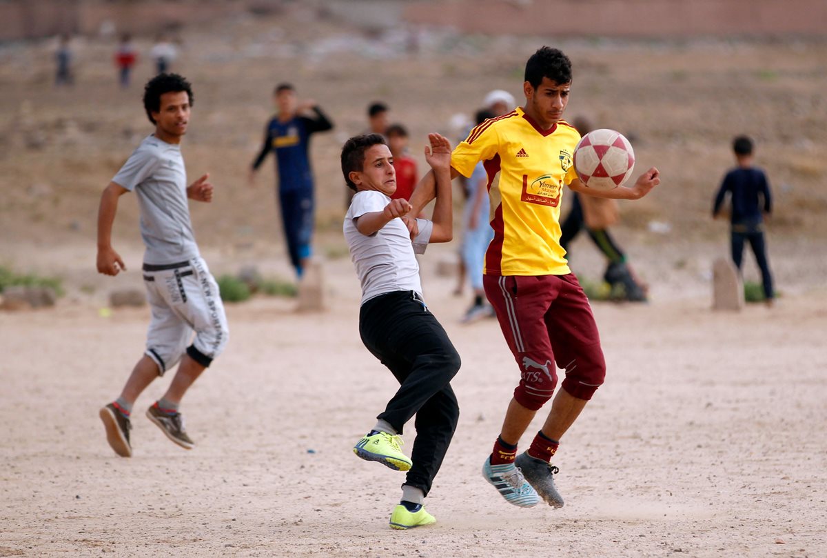El futbol es la distracción preferida de los jóvenes en Yemen. (Foto Prensa Libre: AFP)