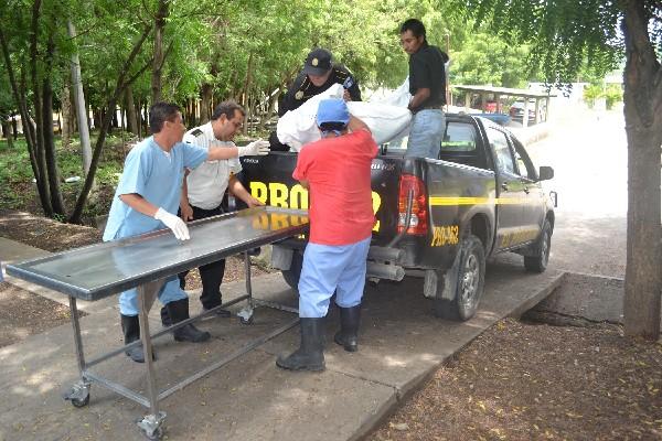 Policía traslada  cadáveres a la morgue.