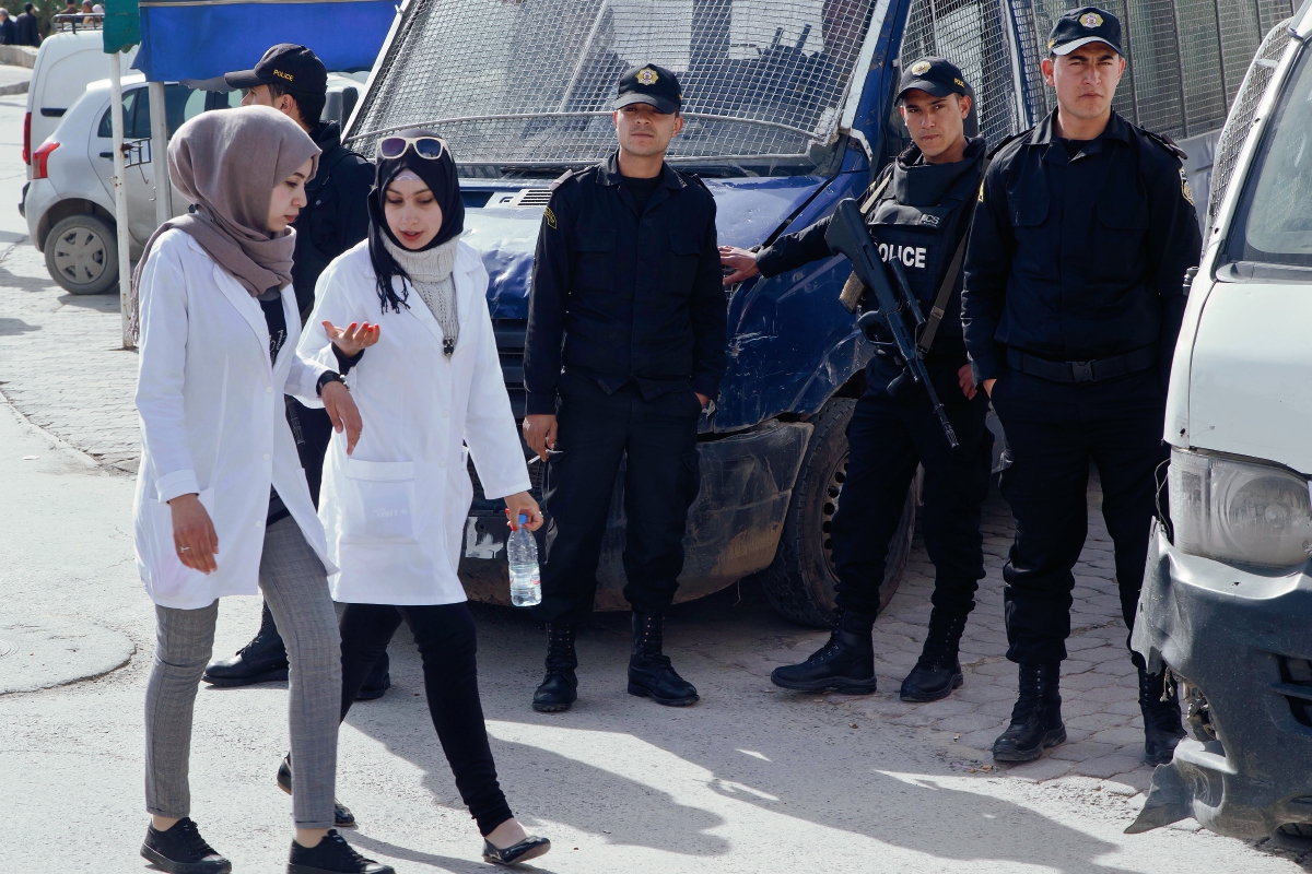 Policías tunecinos, hacen guardia en el hospital Charles Nicolle de Túnez. (Foto Prensa Libre:AP)