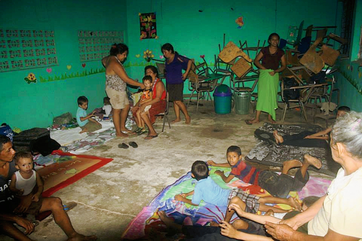 Algunos damnificados  por fuerte oleaje en La Barrona, Moyuta, Jutiapa, fueron albergados en escuela de Monterrico, Taxisco, Santa Rosa. (Foto Prensa Libre: Óscar González)