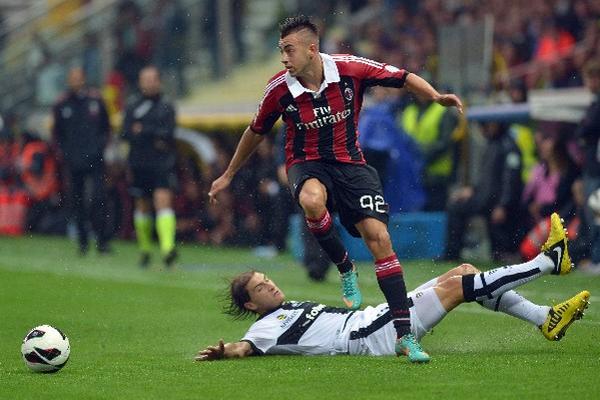 Stephan El Shaarawy,  jugador del Milán, en una acción de juego frente a Ennio Tardini, del Parma. (Foto Prensa Libre: AFP)