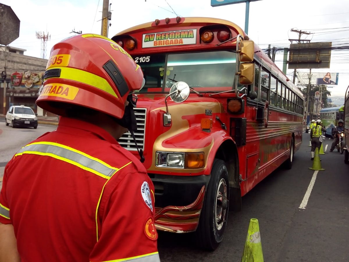 Bomberos determinaron que supuesto ladrón había muerto antes de que pudieran intervenir para reanimarlo. (Foto Prensa Libre: Óscar Rivas)