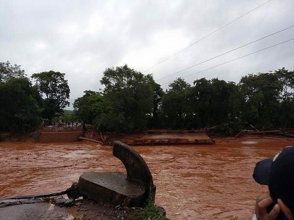 Puente Tunico colapsa por desborde de río. (Foto Prensa Libre: Eduardo Sam Chun)