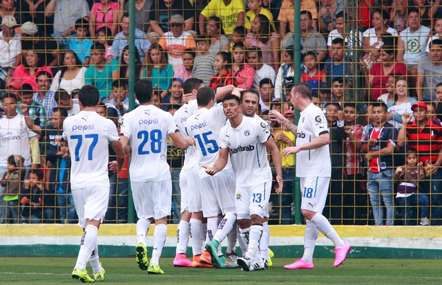El conjunto blanco celebra el gol con José Manuel Contreras (Foto Prensa Libre: Jesús Cuque)
