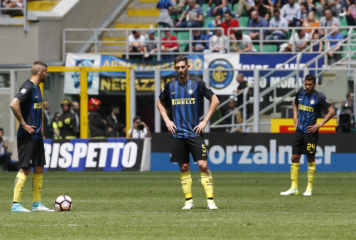 Los jugadores del Inter, Mauro Icardi, Roberto Gagliardini y Jeison Murillo se lamentan luego de una anotación del Sassuolo. (Foto Prensa Libre: AP)
