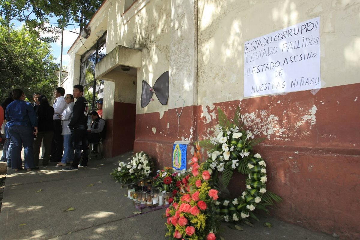 Familiares de las víctimas esperan entrega de los cuerpos de las menores que murieron en un incendio en el Hogar Seguro, en San José Pinula. (Foto Prensa Libre: Carlos Hernández)
