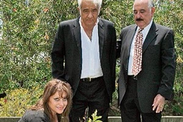 Claudia de Suasnávar,   Jorge Castañeda y  Estuardo Cuestas, presidente de la Fundación G&T Continental. (Foto Prensa Libre: Edwin Castro)