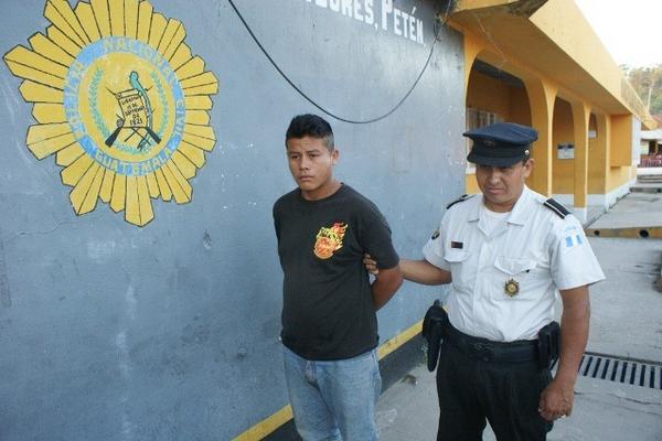 Édgar Danilo Guzmán, sindicado de asalto, permanece frente a la subestación de Dolores. (Foto Prensa Libre: Rigoberto Escobar)