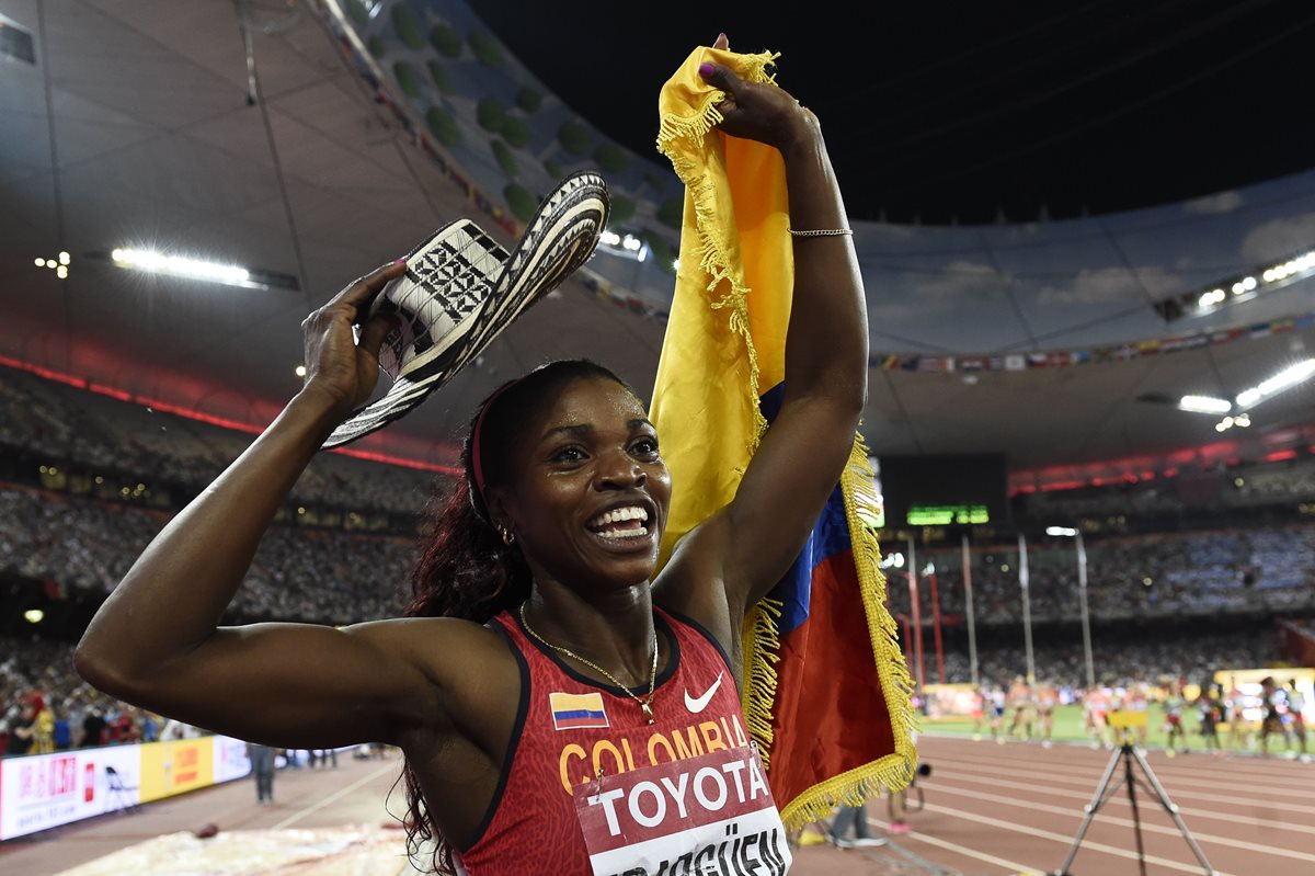 Carolina Ibargüen festeja luego de ganar la medalla de oro en el Mundial de Pekín. (Foto Prensa Libre: AFP)