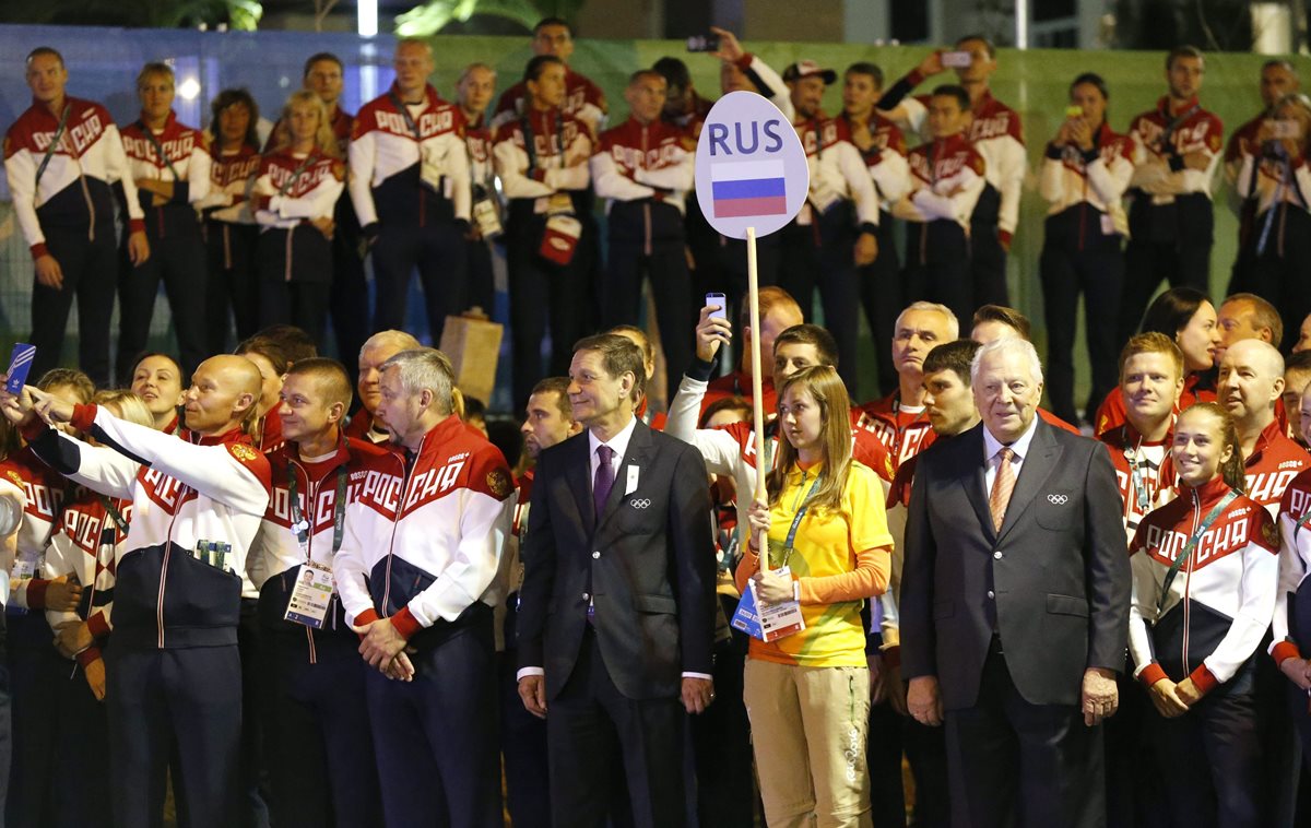 Autoridades y atletas de Rusia participan en una actividad en Río de Janeiro. (Foto Prensa Libre: EFE).