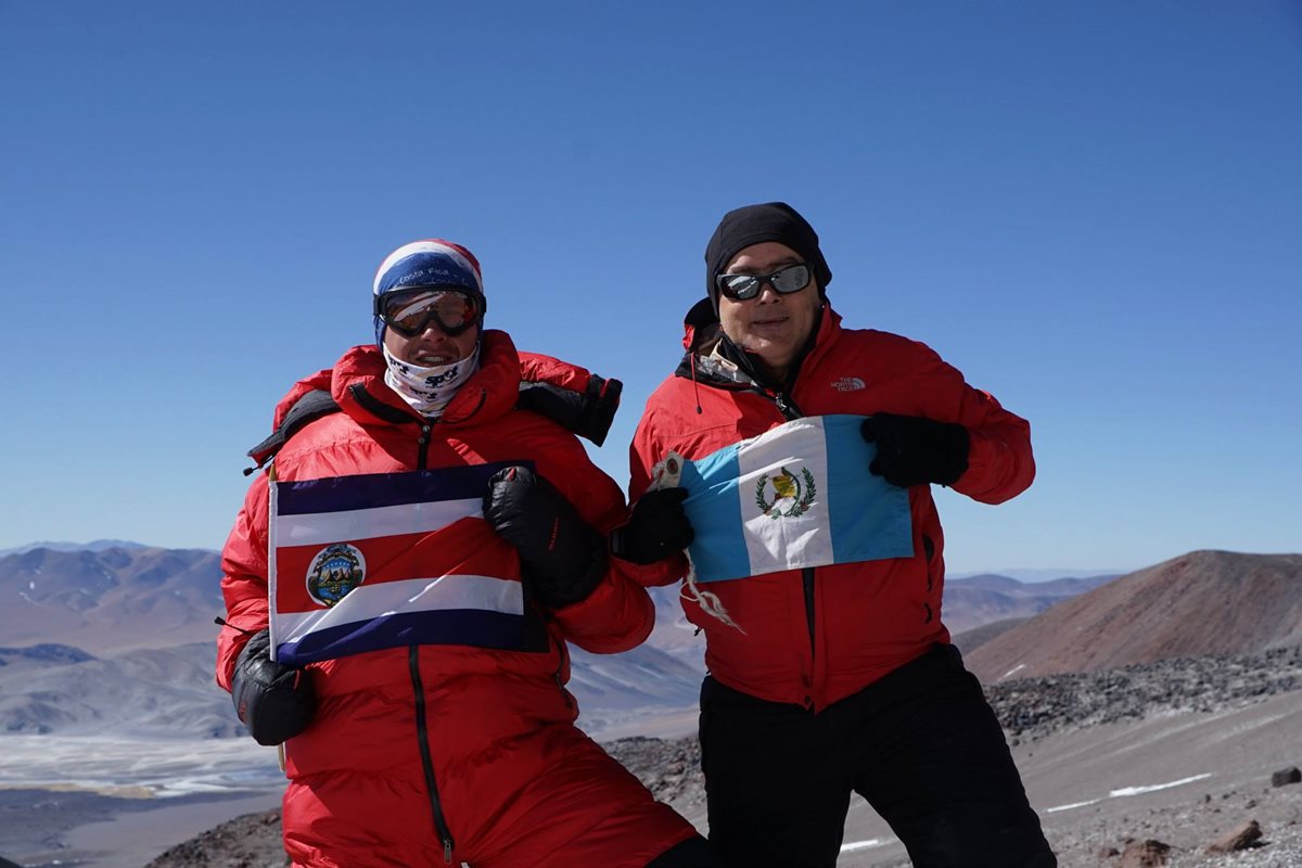 Warner Rojas y Jaime Viñals en la cumbre del Volcán Incahuasi. (Foto Prensa Libre: Cortesía Jaime Viñals)