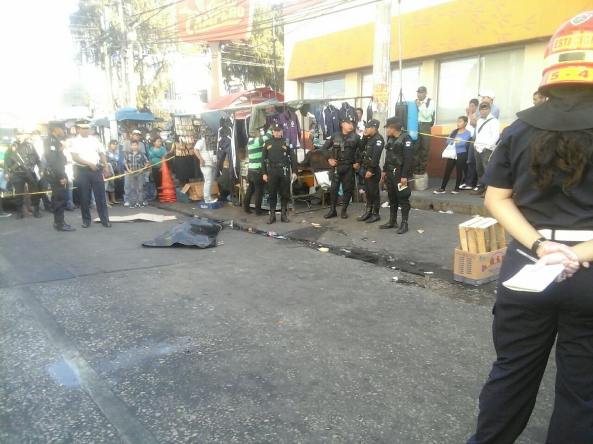 Un hombre murió a balazos en la zona 9.(Foto Prensa Libre:CBM)
