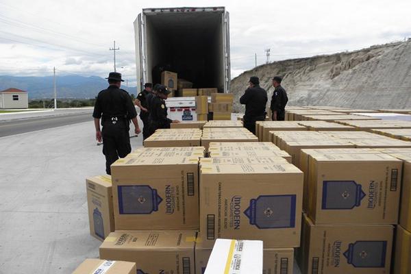 Policías contabilizan la mercadería decomisada. (Foto Prensa Libre: Julio Vargas)<br _mce_bogus="1"/>
