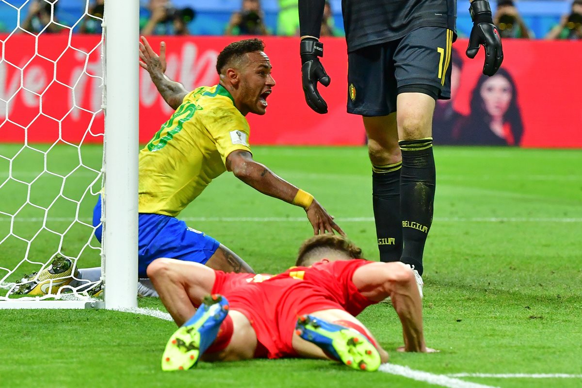El brasileño se la pasó pidiendo penaltis y reclamando al árbitro del partido. (Foto Prensa Libre: AFP)