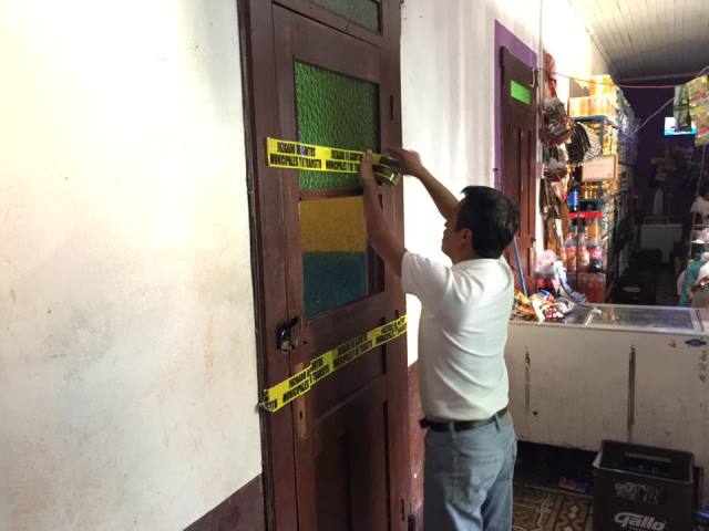 Un delegado del Juzgado Municipal de Mixco clausura un expendio de licor ilegal en la zona 1. (Foto Prensa Libre: Municipalidad de Mixco)