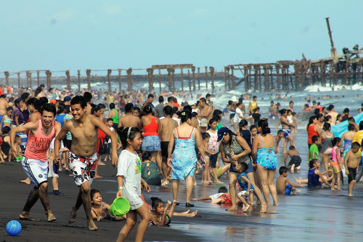 Durante el asueto de Semana Santa muchos guatemaltecos visitan playas y balnearios sin tomar las precauciones necesarias. (Foto Prensa Libre: Hemeroteca PL)
