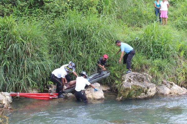 Rescatistas sacán el cadáver del antropólogo. (Foto Prensa Libre: Ángel Martín Tax)<br _mce_bogus="1"/>