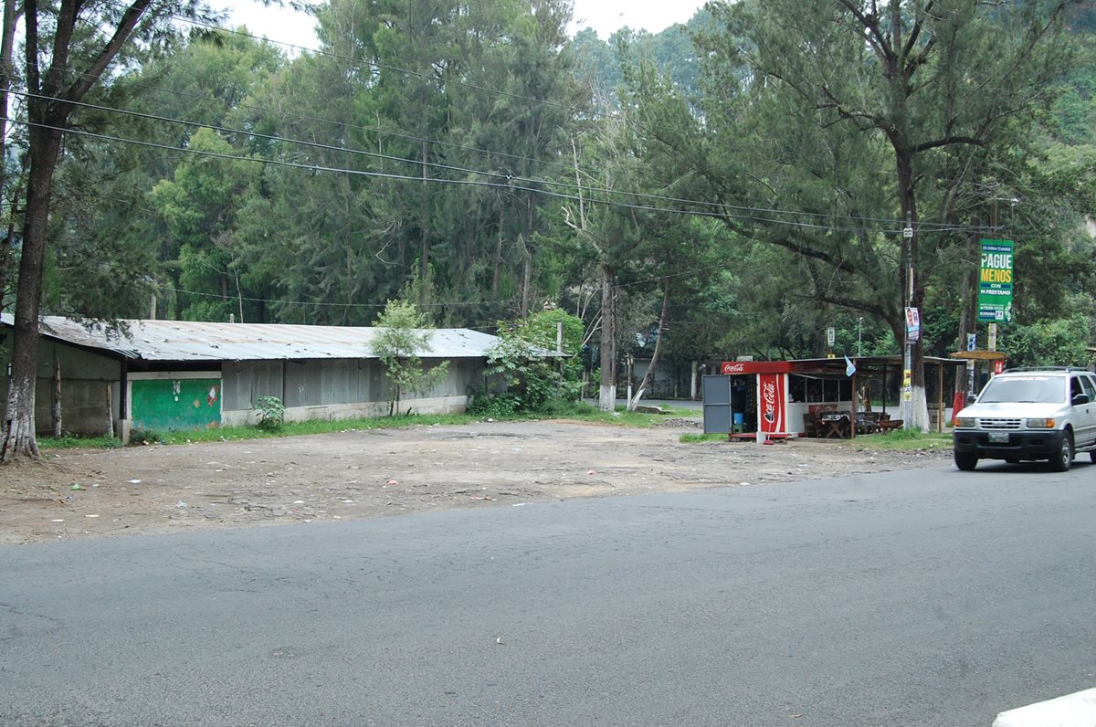 En Los Aposentos, Chimaltenango, una parada de bus luce vacía por paro de transportistas. (Foto Prensa Libre:)