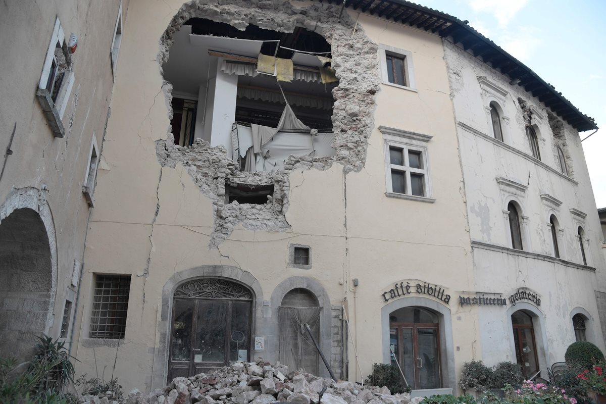 Un edificio colapsado en Visso, una de las regiones más afectadas por el sismo. (Foto Prensa Libre: AFP).
