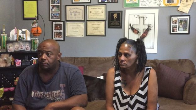 Rob Nickens y Elizabeth Alvarado con los recuerdos de su hija Nisa.(BBC Mundo).