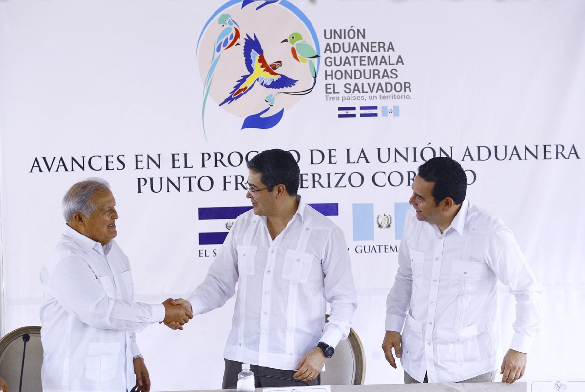 Mandatario hondureño, Juan Orlando Hernández (c), junto a sus homólogos de Guatemala, Jimmy Morales (d), y de El Salvador, Salvador Sánchez Cerén (i), durante la firma de una declaración en Corinto.(Foto Prensa Libre: EFE)