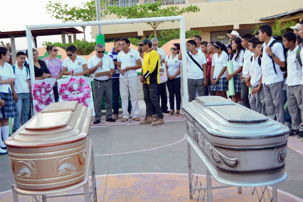 Amigos y  familiares de la familia Mejía Aldana, en San Jorge, Zacapa, dan último adiós a víctimas de accidente de tránsito. (Foto Prensa Libre: Víctor Gómez)