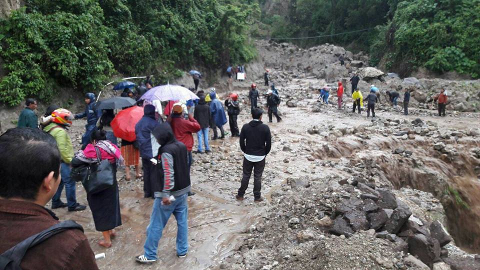 El paso en el km 133 de la RN11 se ha visto obstaculizado por los constantes derrumbes. (Foto Prensa Libre: Ángel Julajuj)