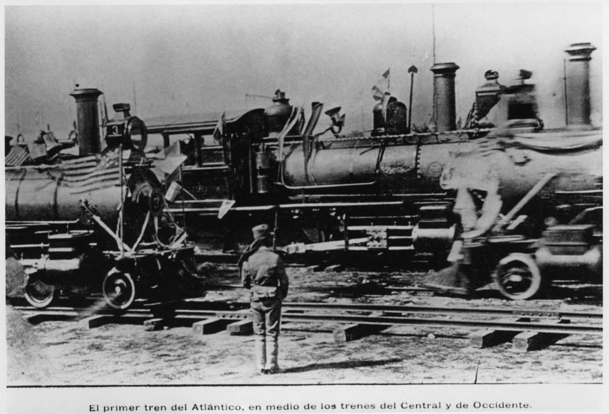 Primer tren del Atla?ntico, en medio de las ma?quinas Central y de Occidente. Coleccio?n del Ferrocarril Interocea?nico (1898-1908). (Foto: Fototeca Guatemala CIRMA)