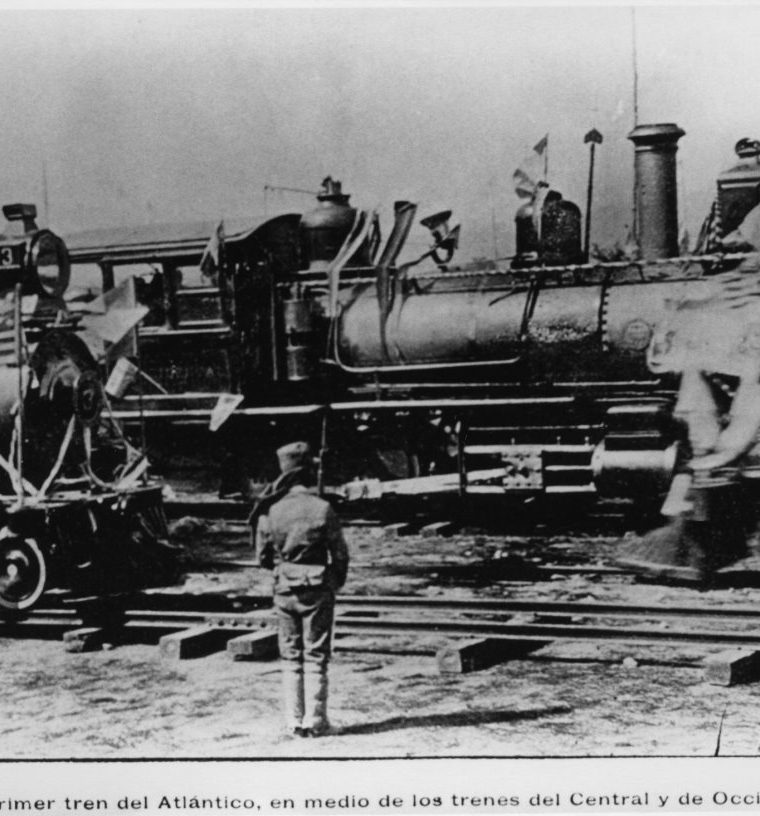 Primer tren del Atla?ntico, en medio de las ma?quinas Central y de Occidente. Coleccio?n del Ferrocarril Interocea?nico (1898-1908). (Foto: Fototeca Guatemala CIRMA)