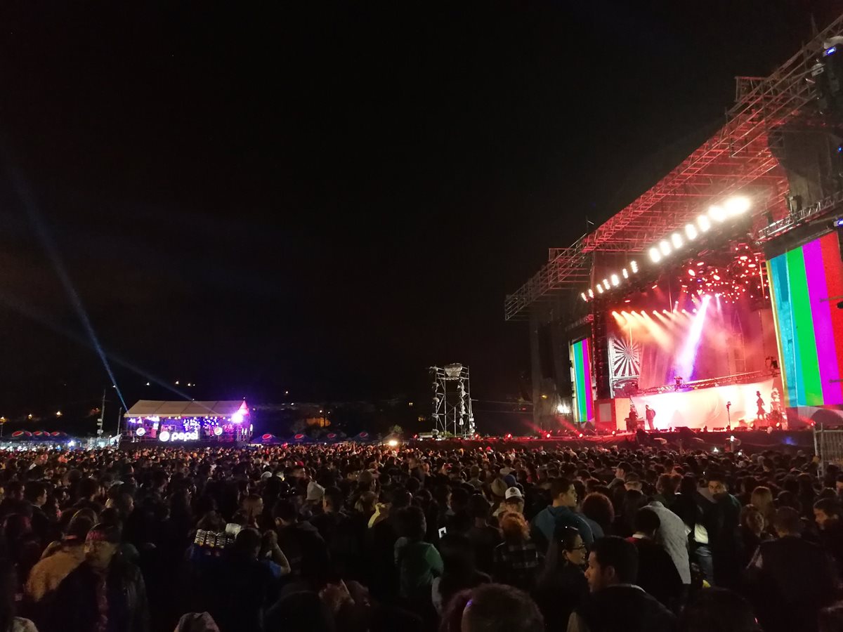 Miles de personas asisten al concierto de Ricardo Arjona en la Explanada de Cardales de Cayalá (Foto Prensa Libre: Keneth Cruz).